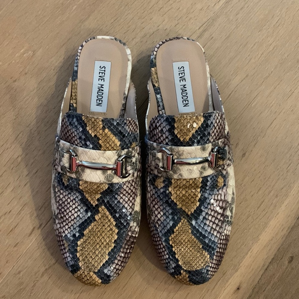 Steve Madden alligator print shoes